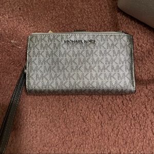 NWT Michael Kors signature jet set phone wallet